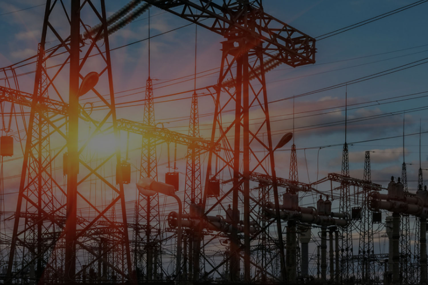 Torre de transmissão de energia elétrica de alta tensão, representando a infraestrutura do sistema elétrico de potência.